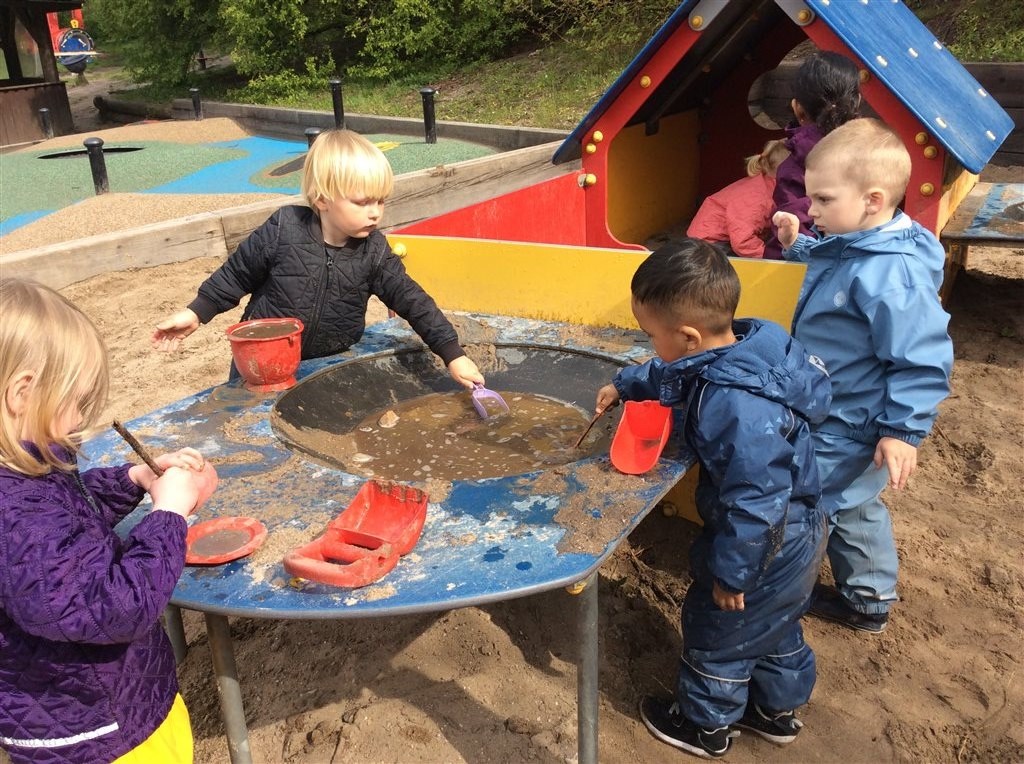 Børn elsker at lege med mudder - sand, vand og jord